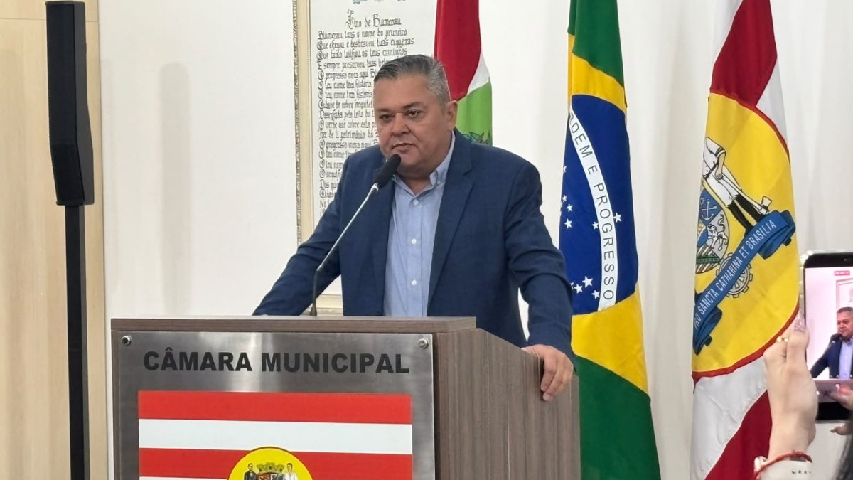 ‘Quem conhece sabe’: vereador investigado por rachadinha, Almir Vieira volta à tribuna