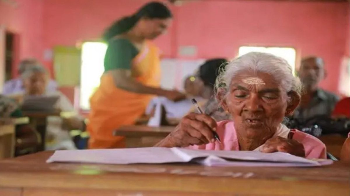 Aos 105 anos, ela voltou a estudar depois de quase um século longe da escola e enfrentou uma prova equivalente à quarta série e surpreendentemente alcançou 100% em matemática - QTU Questões do Universo