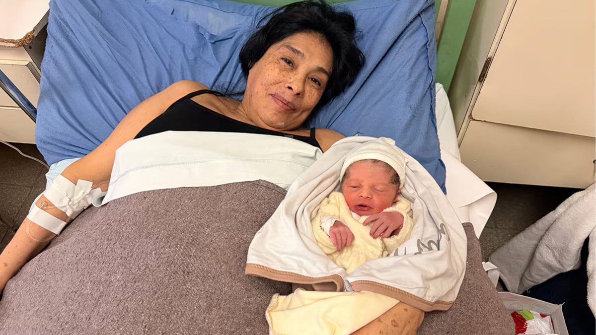 Aos 62 anos, mulher na menopausa dá à luz pela primeira vez e atinge recorde nacional