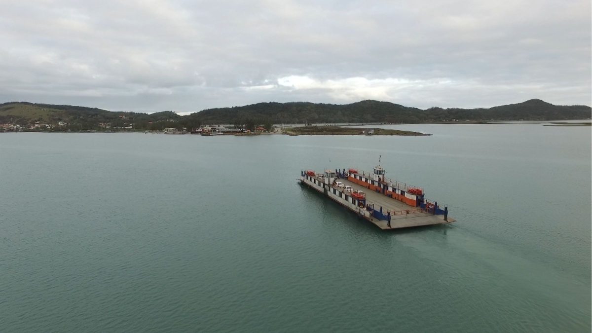 Suspensão das travessias noturnas da balsa em cidade histórica de SC é adiada após ameaça de protesto e prefeitura busca soluções para evitar paralisação - QTU Questões do Universo
