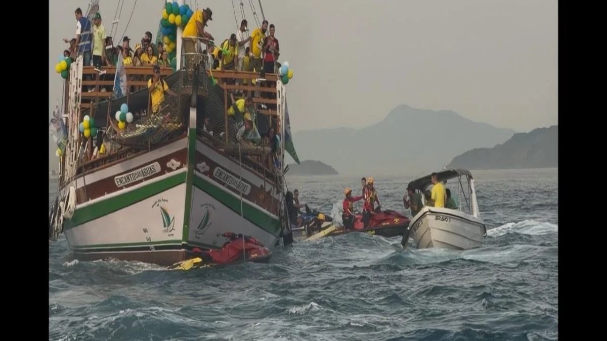 Jet ski dos Bombeiros é atingido durante ‘barqueata’ de Flávio Bolsonaro em Angra dos Reis - QTU Questões do Universo