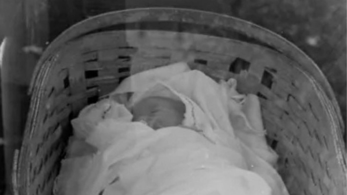 Bebê abandonada em carrinho de compras em 1972 cresce sem saber quem a deixou e passa 53 anos procurando por respostas, até encontrar a mãe e descobrir que ela voltava todos os dias ao mesmo lugar - QTU Questões do Universo