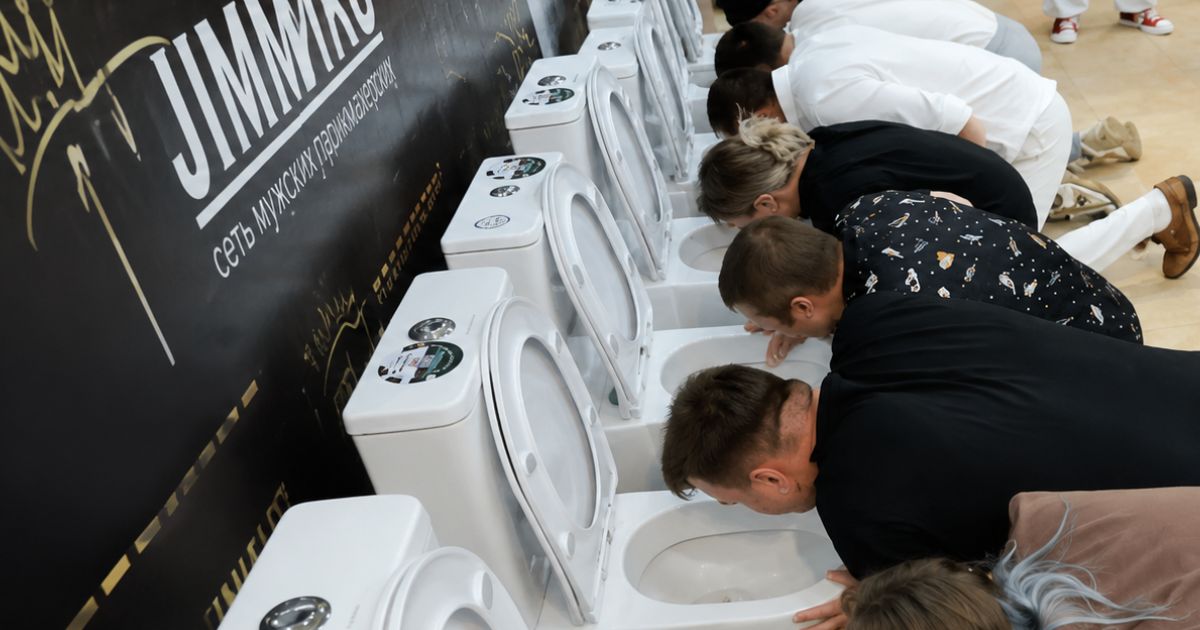 Para divulgar produtos de banheiro, loja reúne jovens para beber refrigerante no vaso sanitário; disputa viraliza quando finalistas encaram 10 horas de prova inspirada em Game of Thrones - QTU Questões do Universo