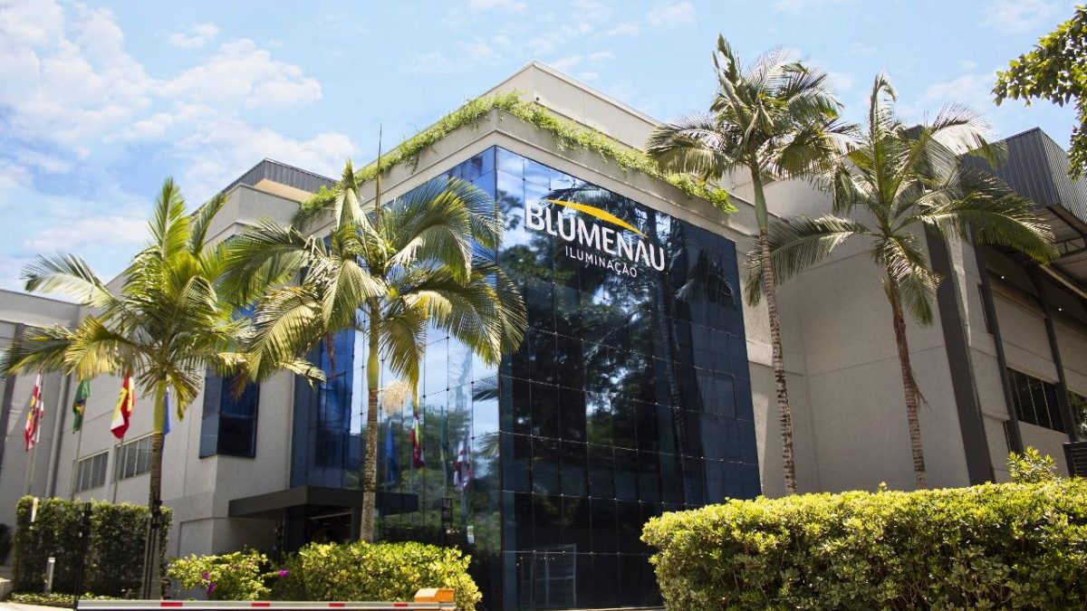 Gigante da iluminação cresce 26% acima do esperado, supera 300 funcionários, prepara