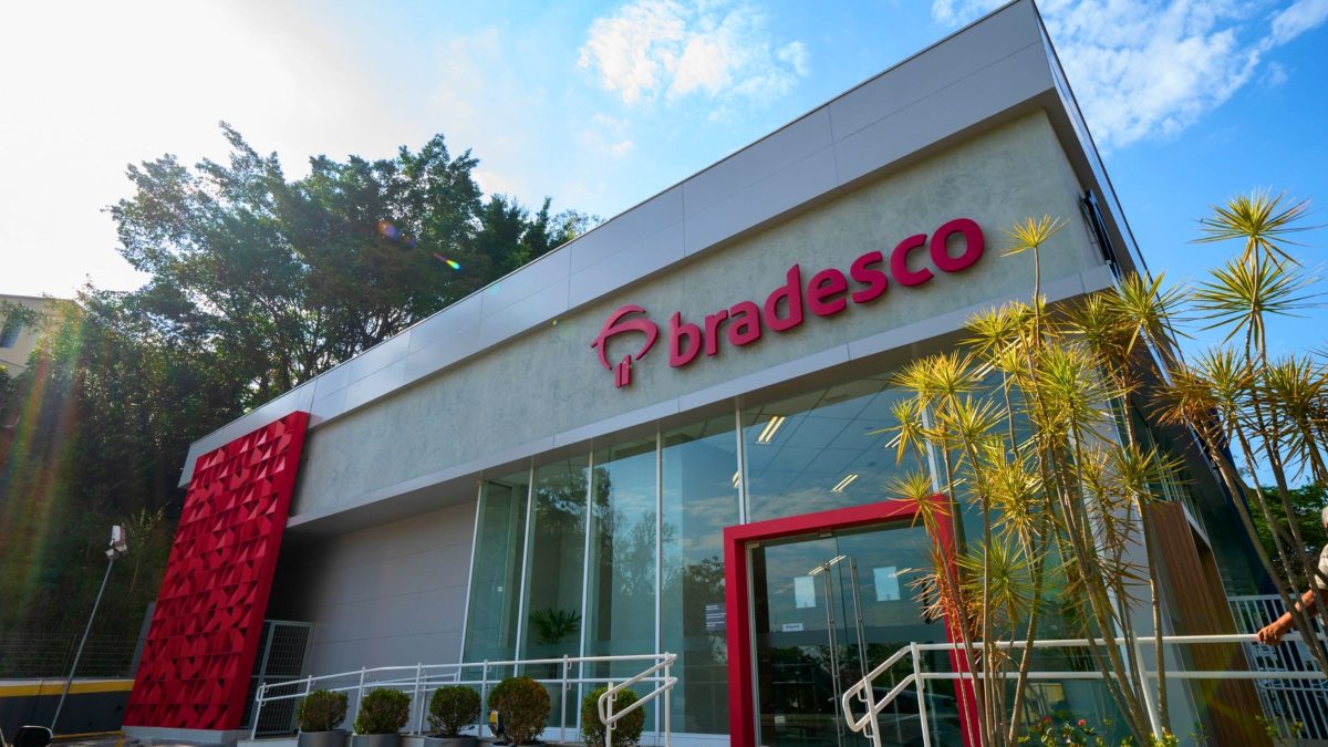 Bradesco demite 2,4 mil funcionários e fecha 324 agências em 2026 após lucrar R$ 13,8 bi