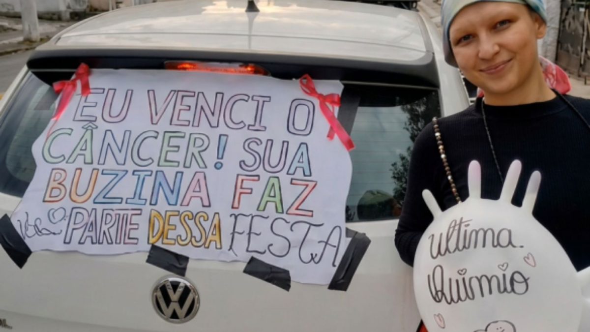 Família faz buzinaço em Blumenau para celebrar vitória de mulher contra câncer de mama: ‘Eu venci’ - QTU Questões do Universo