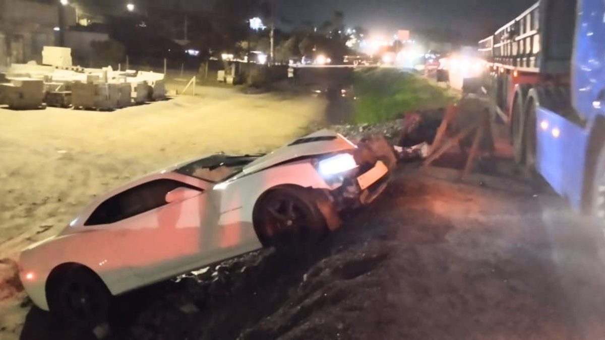 Camaro de R$ 500 mil fica destruído na BR-280