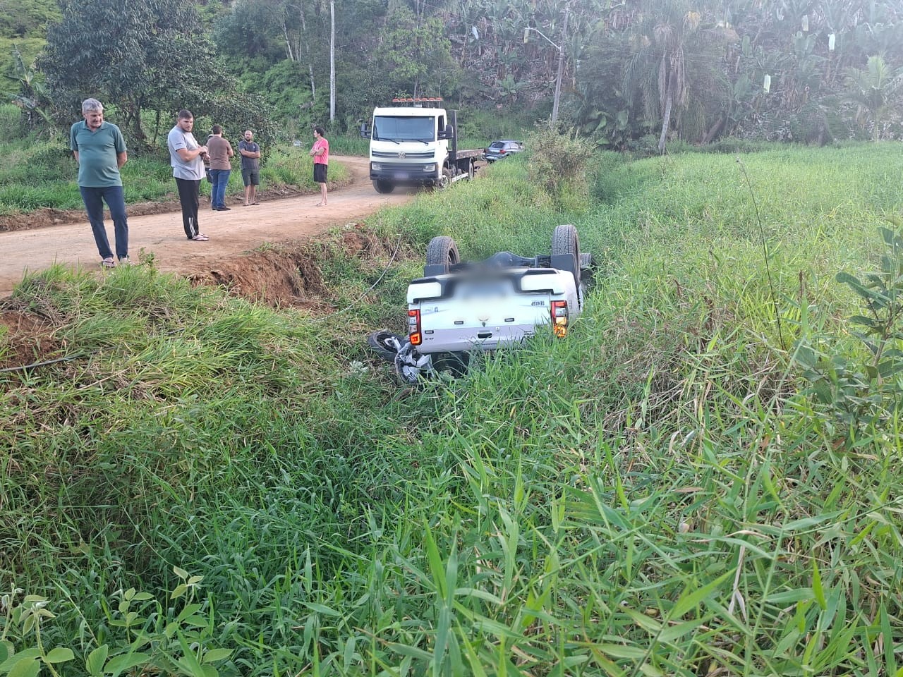 Um agricultor levou um trator até o local e utilizou uma corrente para erguer parcialmente a viaturaFoto: PMSC/Divulgação/ND Mais
