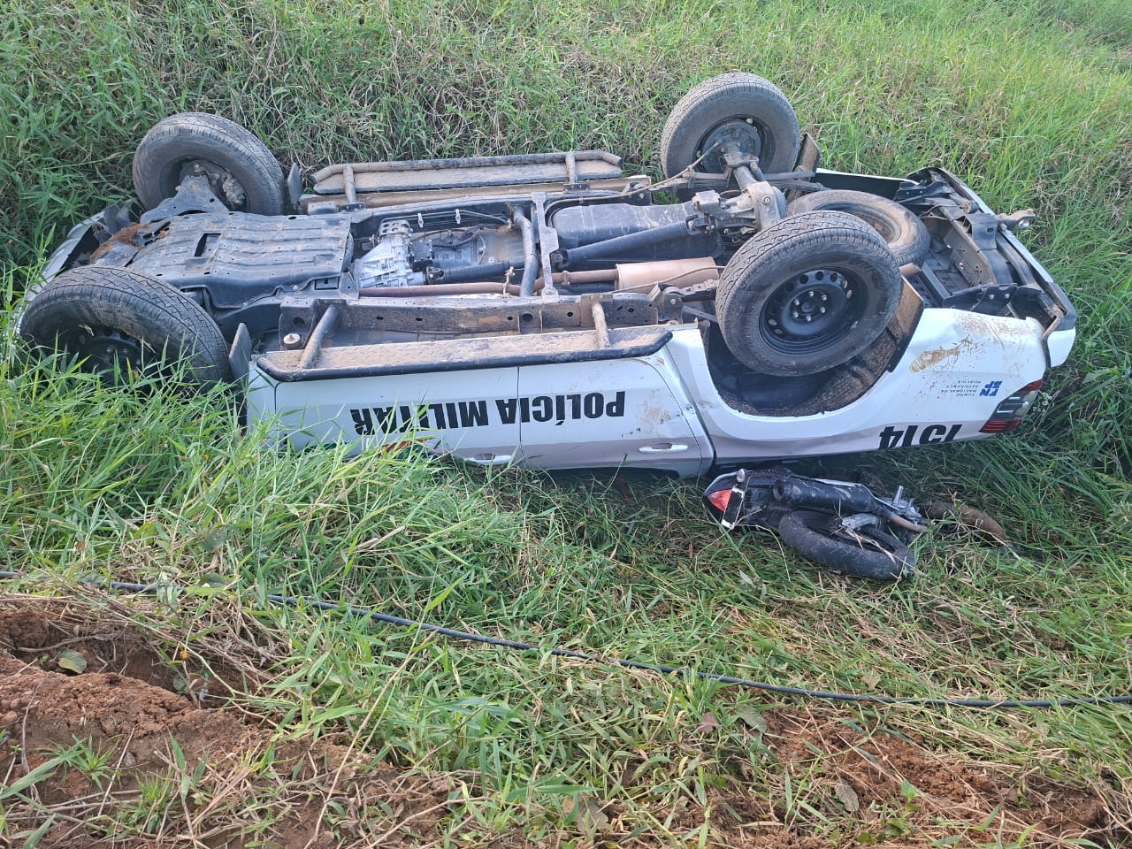 Para evitar uma colisão traseira, o motorista da viatura desviou e freou, mas perdeu o controle do veículoFoto: PMSC/Divulgação/ND Mais