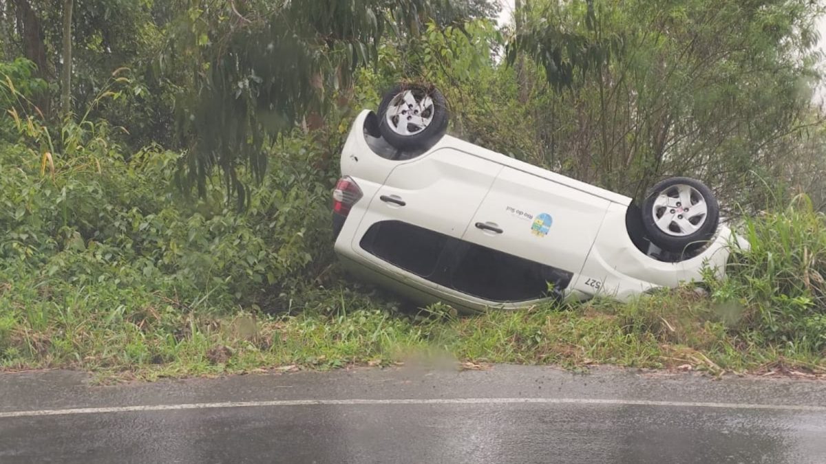 Carro de prefeitura capota em serra de SC enquanto fazia estudo para obra de recuperação do trecho - QTU Questões do Universo