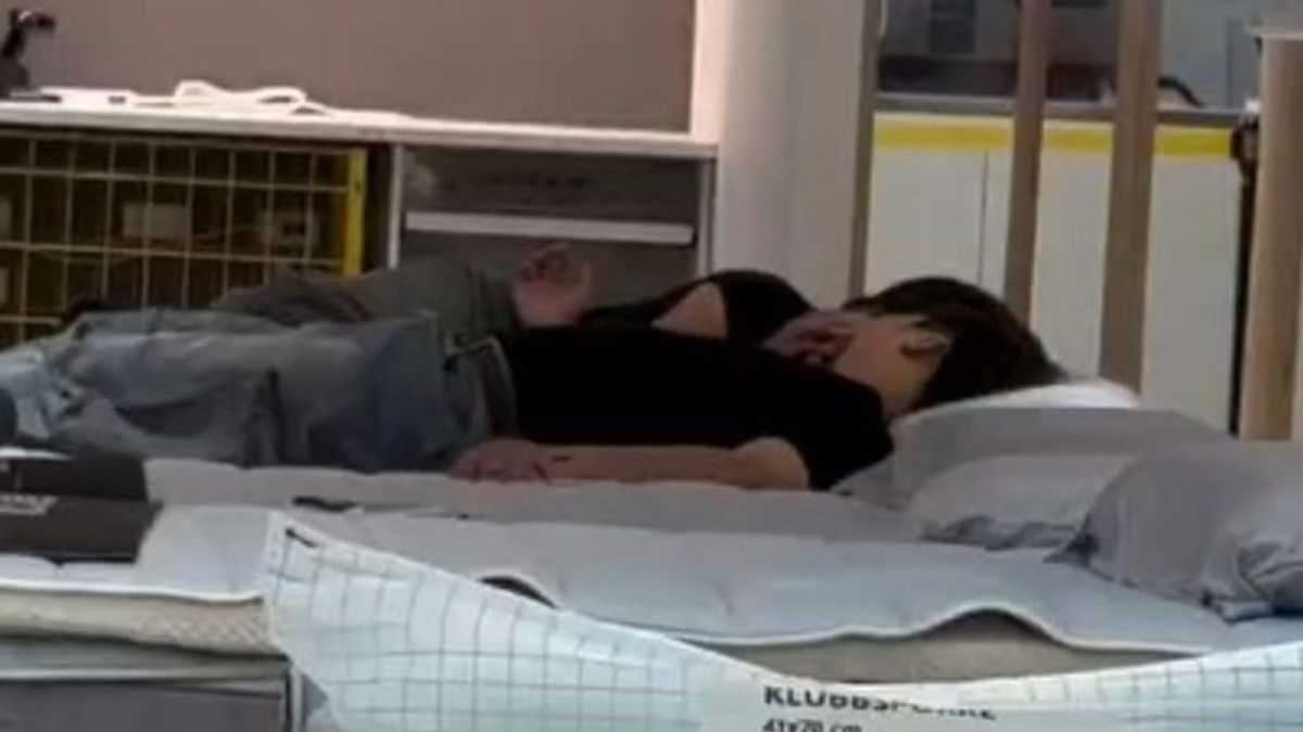 Casal exagera no ‘teste’ de cama em loja e revolta mãe que passeava com filho: ‘Nojento’ - QTU Questões do Universo