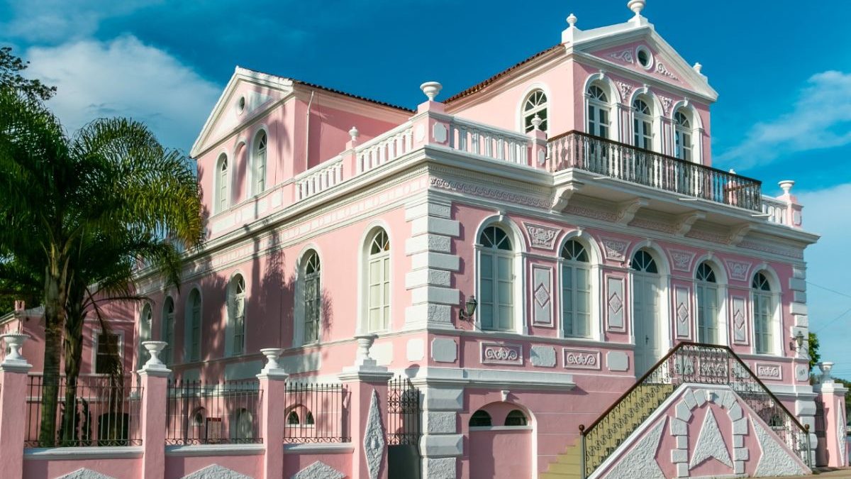 Castelo rosa virou o ‘Google’ do século XIX: como mansão luxuosa, estilo casa da Barbie, virou central de fofocas e recebeu primeiro telefone da região em SC - QTU Questões do Universo