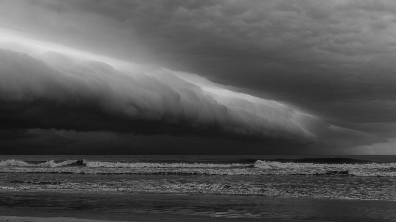 Temporal se formando sobre o mar