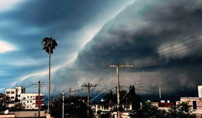 Frente fria deve avançar pela Região Sul e aumentar o risco de chuva intensa e temporais nos próximos dias - Meteorologia Brasil/@meteorologiabrasil_/Instagram