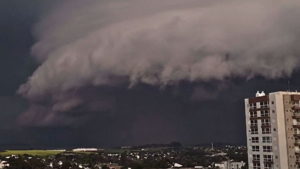 🚨 ALERTA-VIZINHO! Ciclone traz 100mm de chuva e ventos de 100km/h em SC