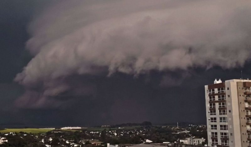 Ciclone, frente fria e rio atmosférico intenso vão trazer chuvas intensas, riscos de granizo e tornados ao Sul - RuasCZO/@ruasczo/Instagram