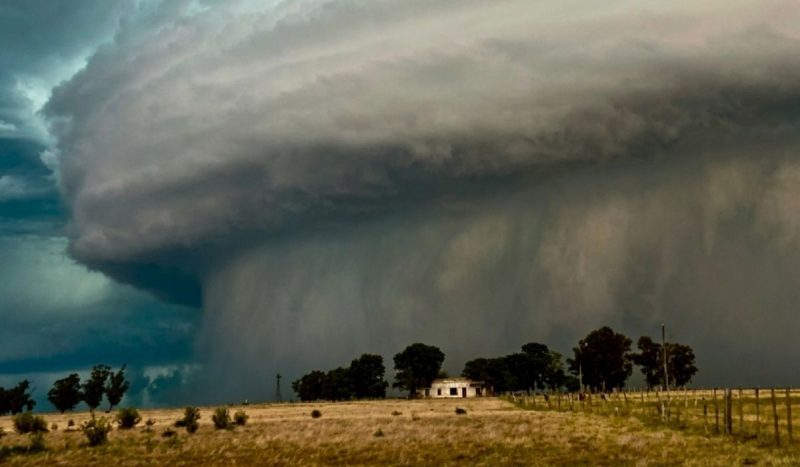 Ciclone extratropical pode provocar granizo grande e em grande quantidade durante a sexta-feira (11). - Mati Mederos/@matimederos_uru/Instagram