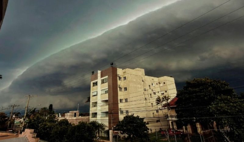 Ciclone, frente fria e rio atmosférico intenso vão trazer chuvas intensas, riscos de granizo e tornados ao Sul - Meteorologia Brasil/@meteorologiabrasil_/Instaghram