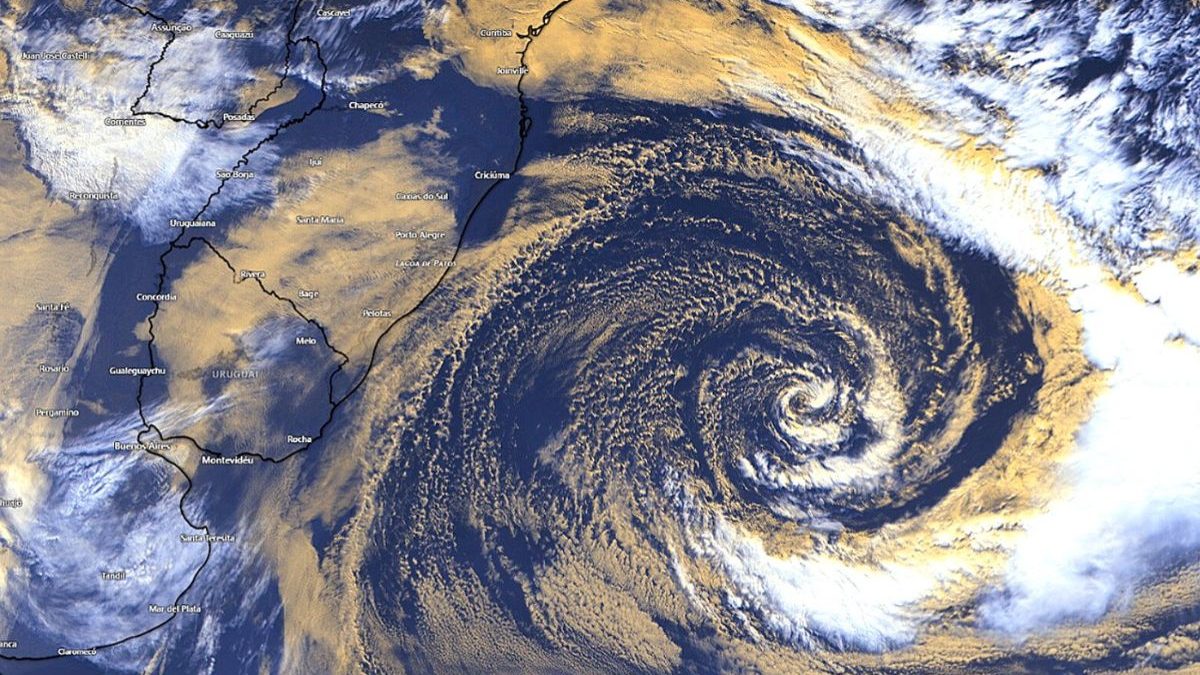 Ciclone no Atlântico Sul deixa Brasil em alerta para ondas de 3 metros; tempestade