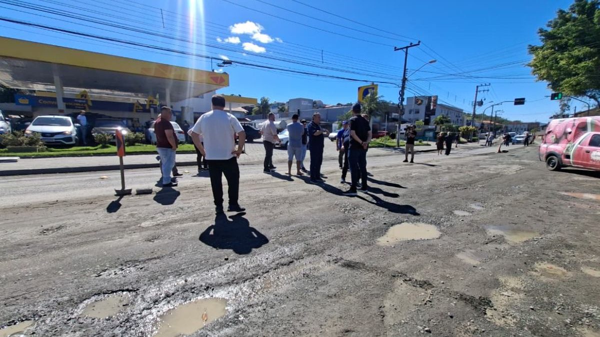 Obra parada de R$ 11,5 milhões em rua estratégica afeta comércio e preocupa moradores em SC: ‘Fechando todo mês no vermelho’ - QTU Questões do Universo