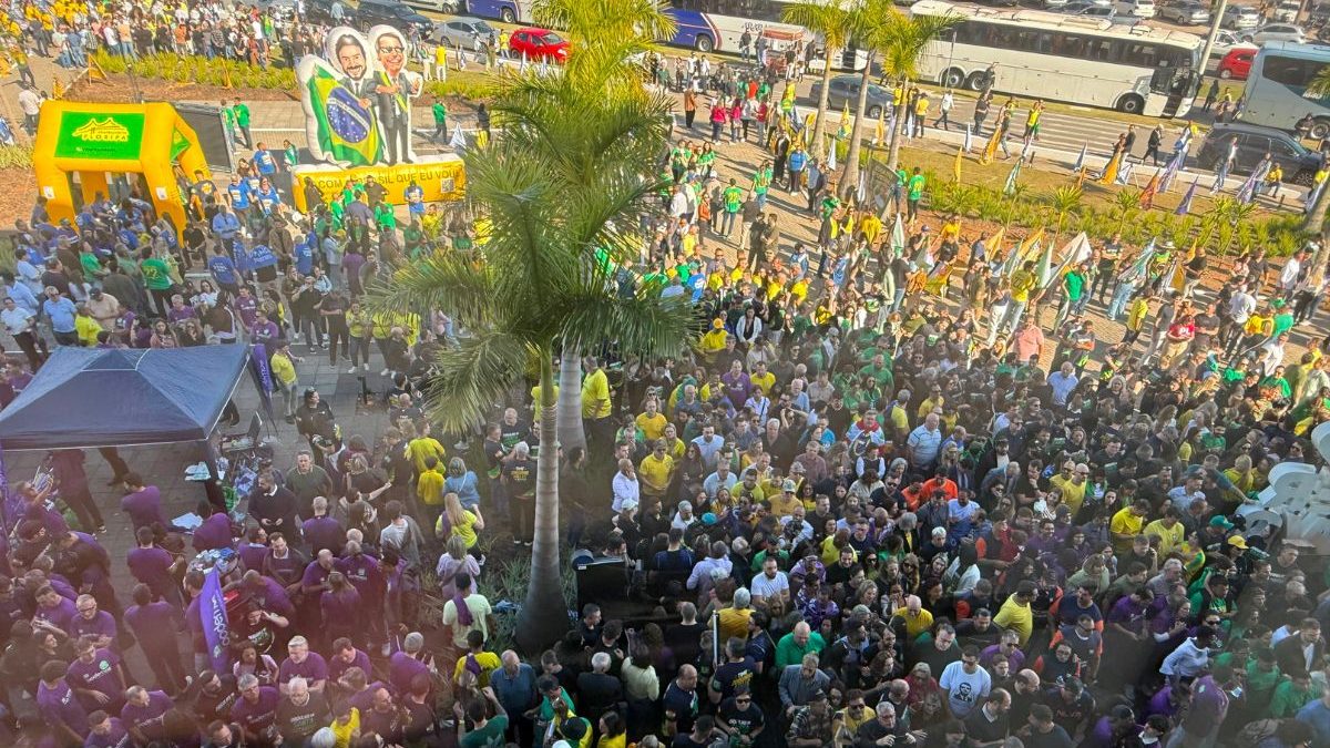 Com Carlos e Flvio Bolsonaro apoiadores lotam conveno | Política | QTU - Notícias