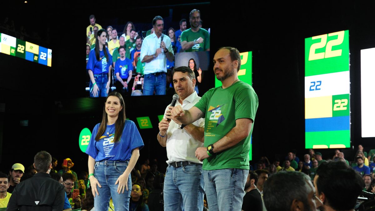 ‘Perseguido’: Carol de Toni, senadora eleita em SC, confirma que Flávio Bolsonaro deixou o Brasil
