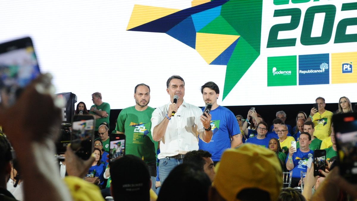 Filhos de Jair Bolsonaro somam mais de 5,1 milhões de votos em SC entre disputas ao Senado, Câmara e Presidência