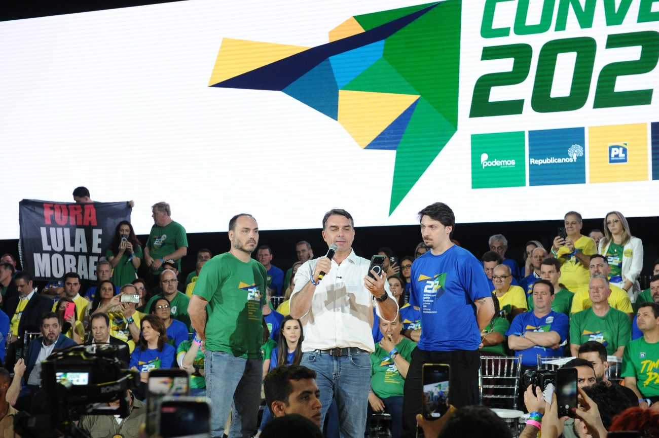 Carlos, Flávio e Jair Renan em evento em Florianópolis, antes do primeiro turno das eleiçõesFoto: Alan Pedro/ND Mais