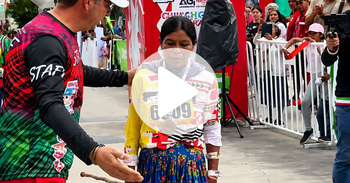 Corredora indígena anda 14 horas pelas montanhas até a prova e vence ultramaratona de 63 km de sandálias, superando atletas treinadas em sua grande estreia no México - QTU Questões do Universo
