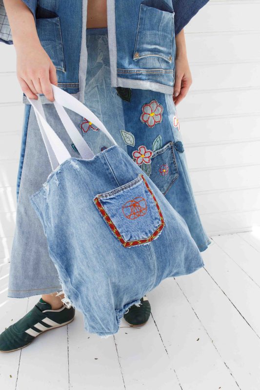A Perifa Jeans reúne 20 peças exclusivas, entre jaquetas, coletes, quimonos, saias, bolsas e ecobags. - Divulgação/Cidades Invisíveis/ND Mais