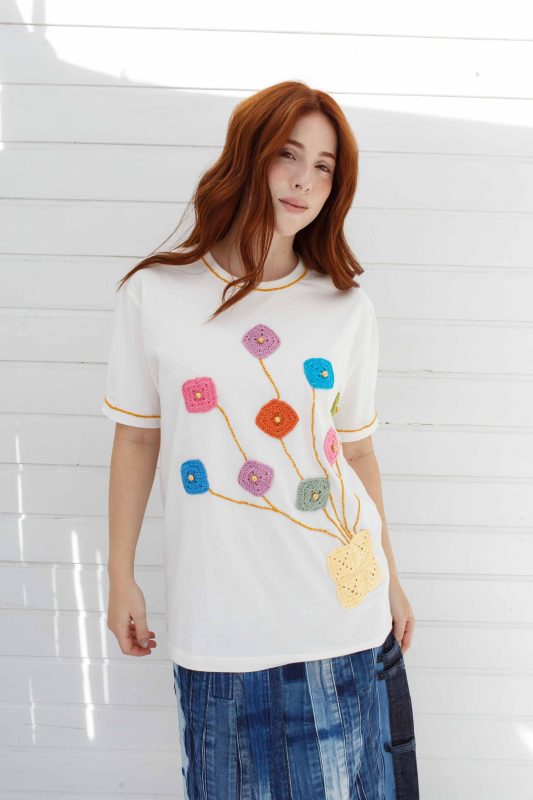 Camiseta da coleção Perifa Jeans, criada a partir do reaproveitamento de retalhos de jeans e desenvolvida pelas alunas do projeto Costura Perifa. - Divulgação/Cidades Invisíveis/ND Mais
