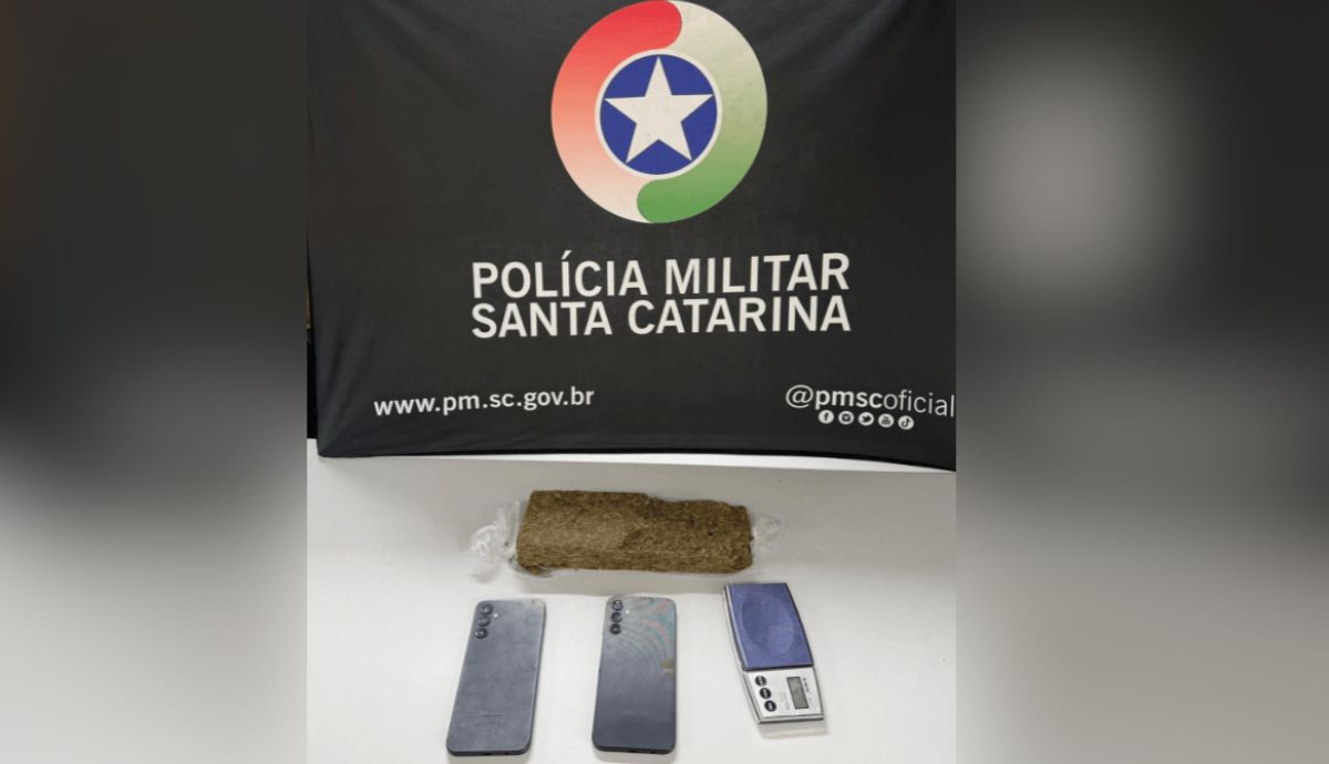 Revólver e drogas são apreendidos durante as buscas.Foto: Polícia Militar/ND Mais