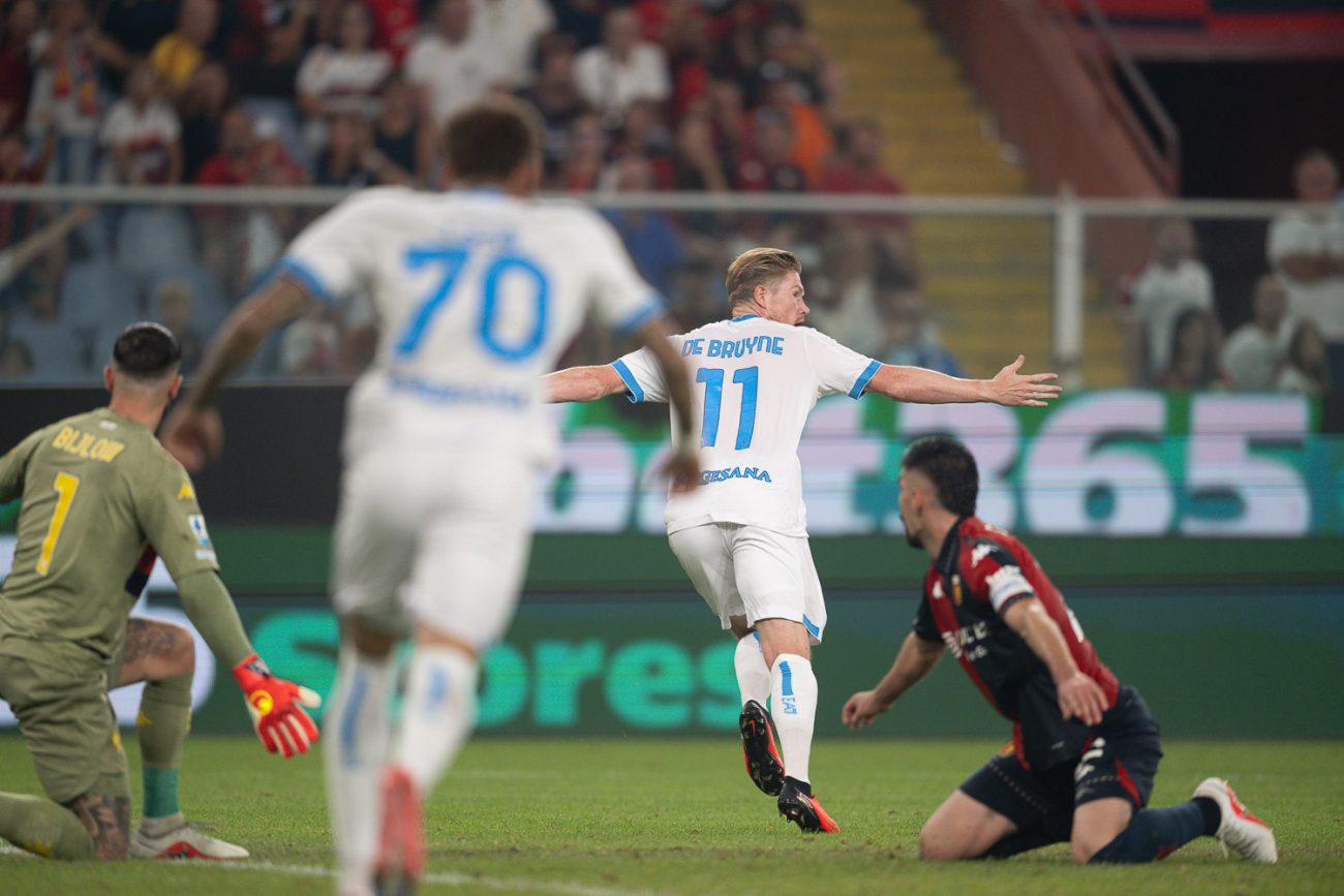 Kevin De Bruyne comemora gol pelo Napoli contra o Genoa na estreia do Campeonato Italiano