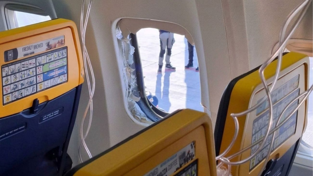 Destroços de turbinas do avião destruiram vidro da janela e sugaram parcialmente um dos passageiros