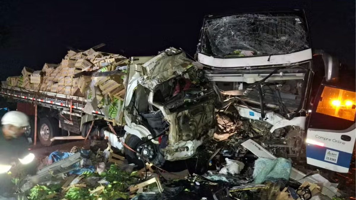Dois acidentes com ônibus na BR-116 deixam 3 mortos e feridos em intervalo de 90 minutos em Minas Gerais - QTU Questões do Universo