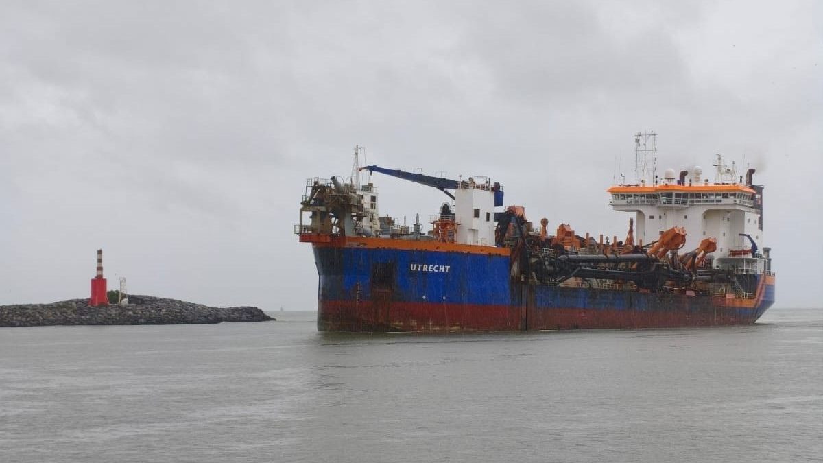 Após fortes chuvas, draga gigante de 154 metros retorna a porto estratégico de SC e retoma atividades no canal de acesso - QTU Questões do Universo