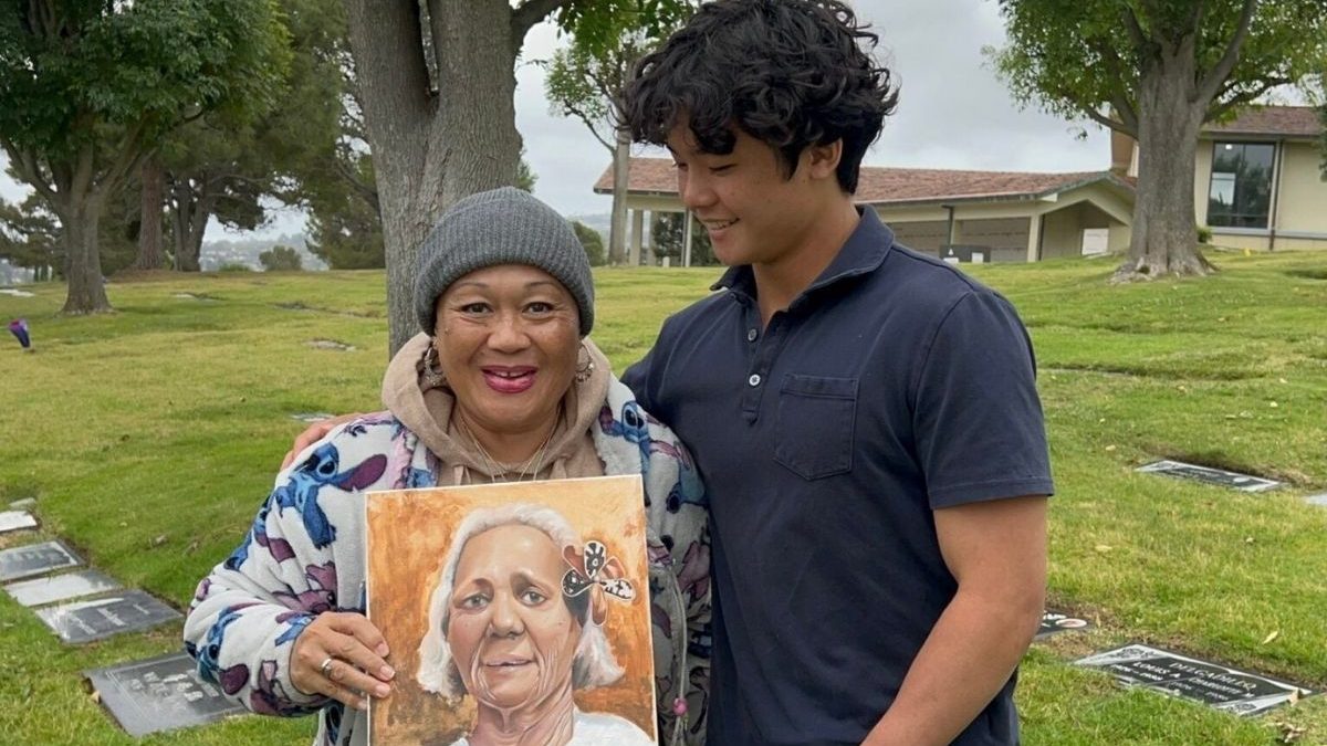 ‘É como se continuasse vivendo no coração’: Ele perdeu a mãe aos 6 anos; aos 17, transforma a própria dor em retratos gratuitos para ajudar famílias em luto - QTU Questões do Universo