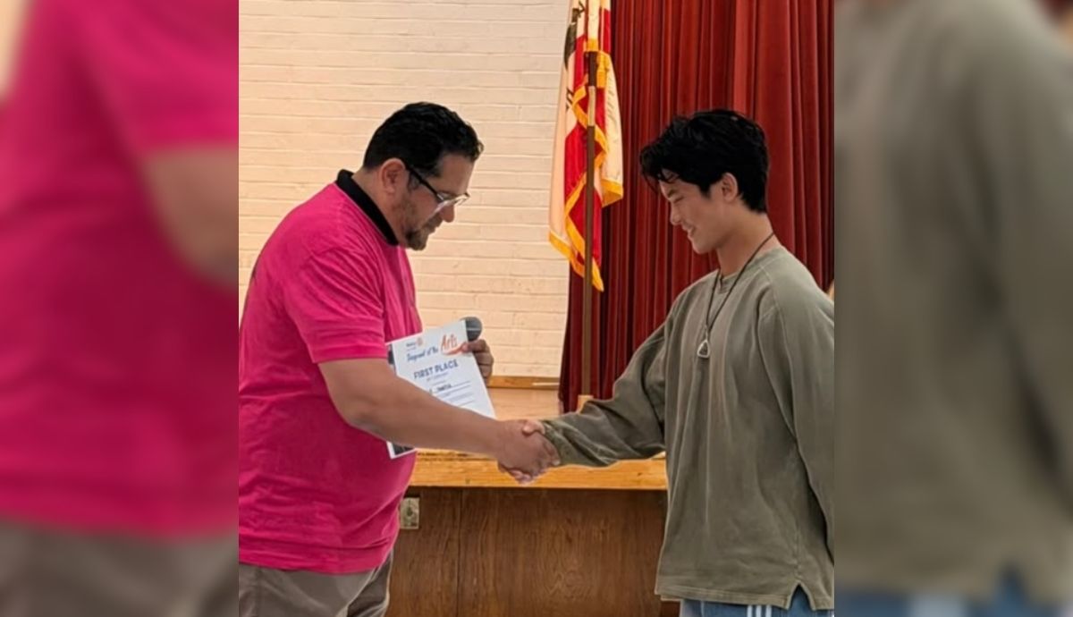 jovem recebendo reconhecimento por pintar retratos gratuitos para família de luto