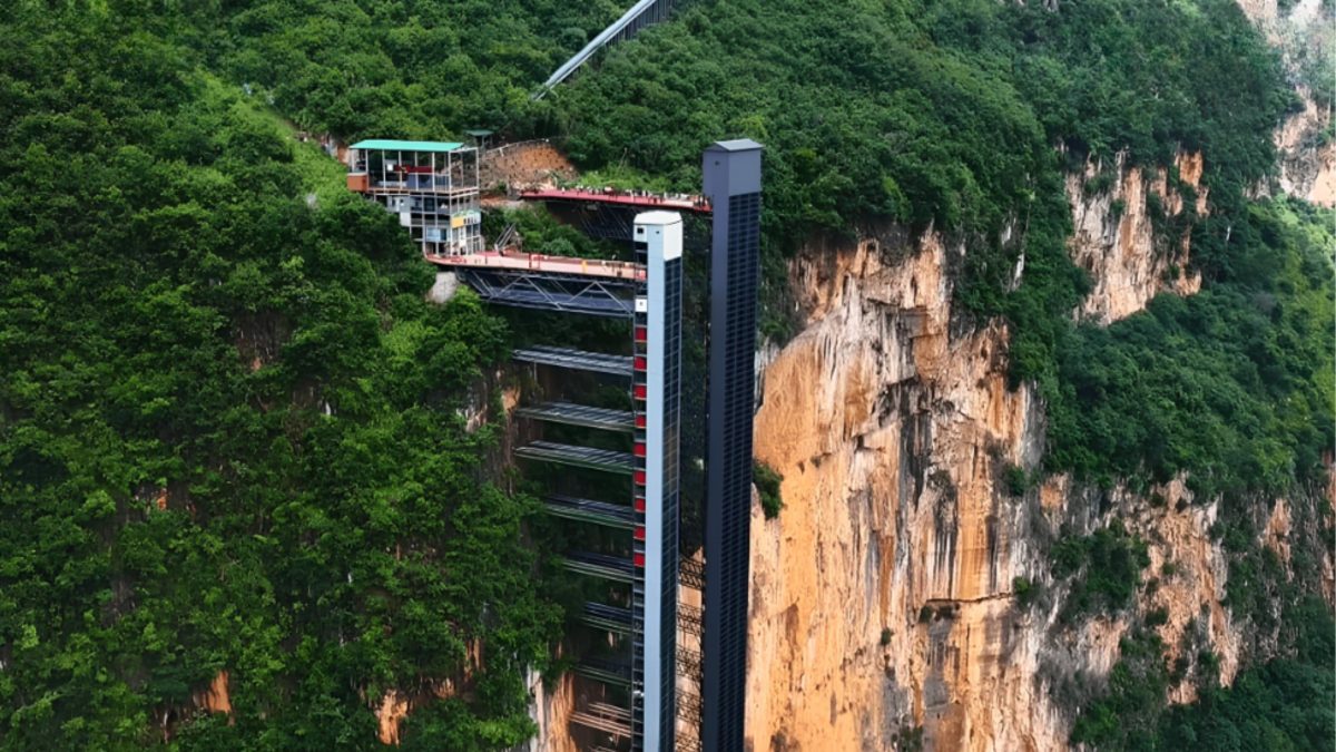 Onde fica o elevador de 288 metros construído em um penhasco que reduziu viagem à escola