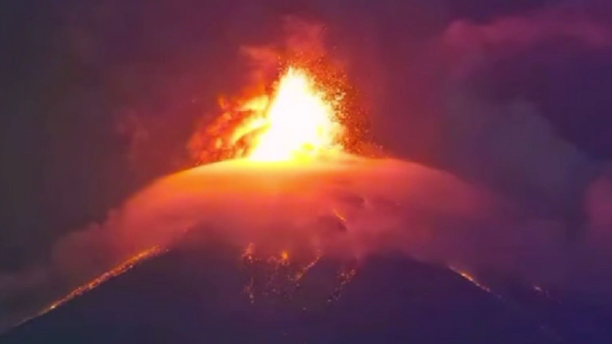 Vulcão Fuego entra em erupção perto de cidade turística na Guatemala e autoridades emitem alerta - QTU Questões do Universo
