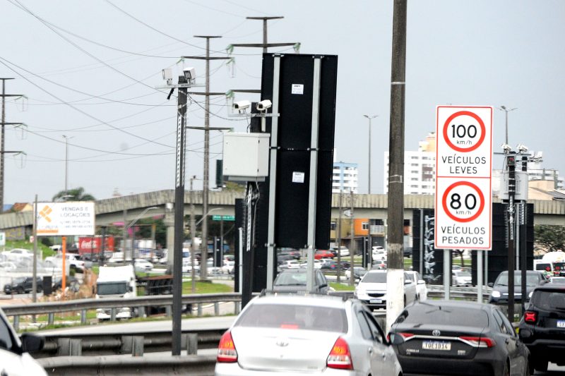 'Radar-espinho': a aposta do Dnit para conter a ação de bandidos na Via Expressa (BR-282) 1 Radares da Via Expressa e o detalhe para inibir a ação de bandidos - Alan Pedro/ND