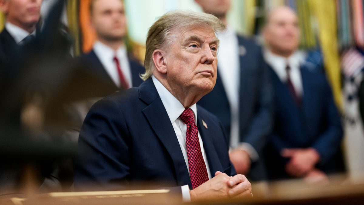 Governo Trump é processado por 25 estados dos EUA após impor tarifas de até 12,5% a parceiros comerciais - QTU Questões do Universo