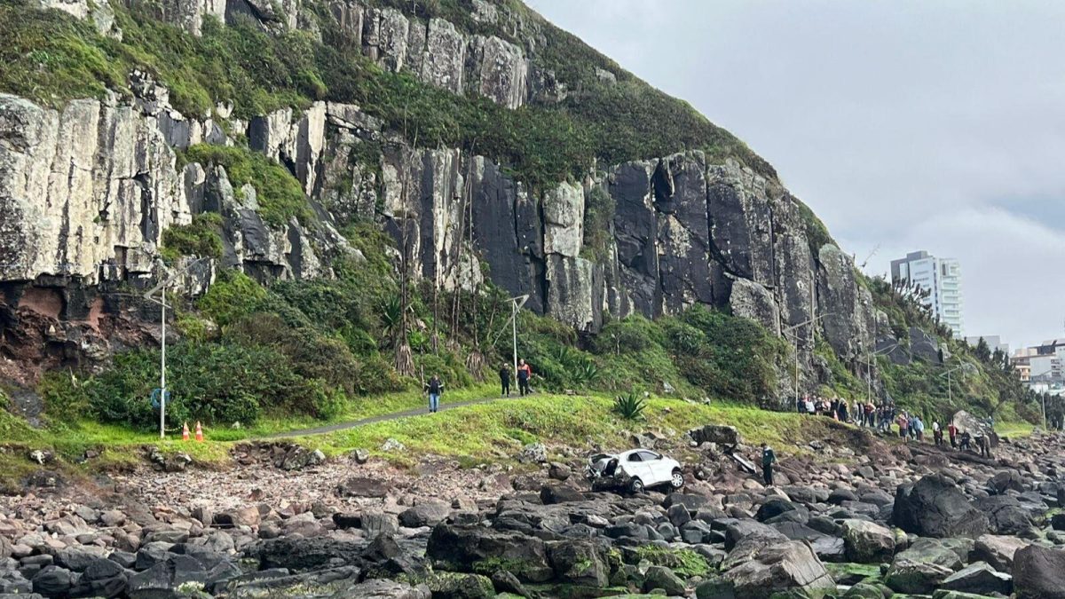 Carro despenca de famoso ponto turístico no RS e homem é resgatado entre as pedras - QTU Questões do Universo