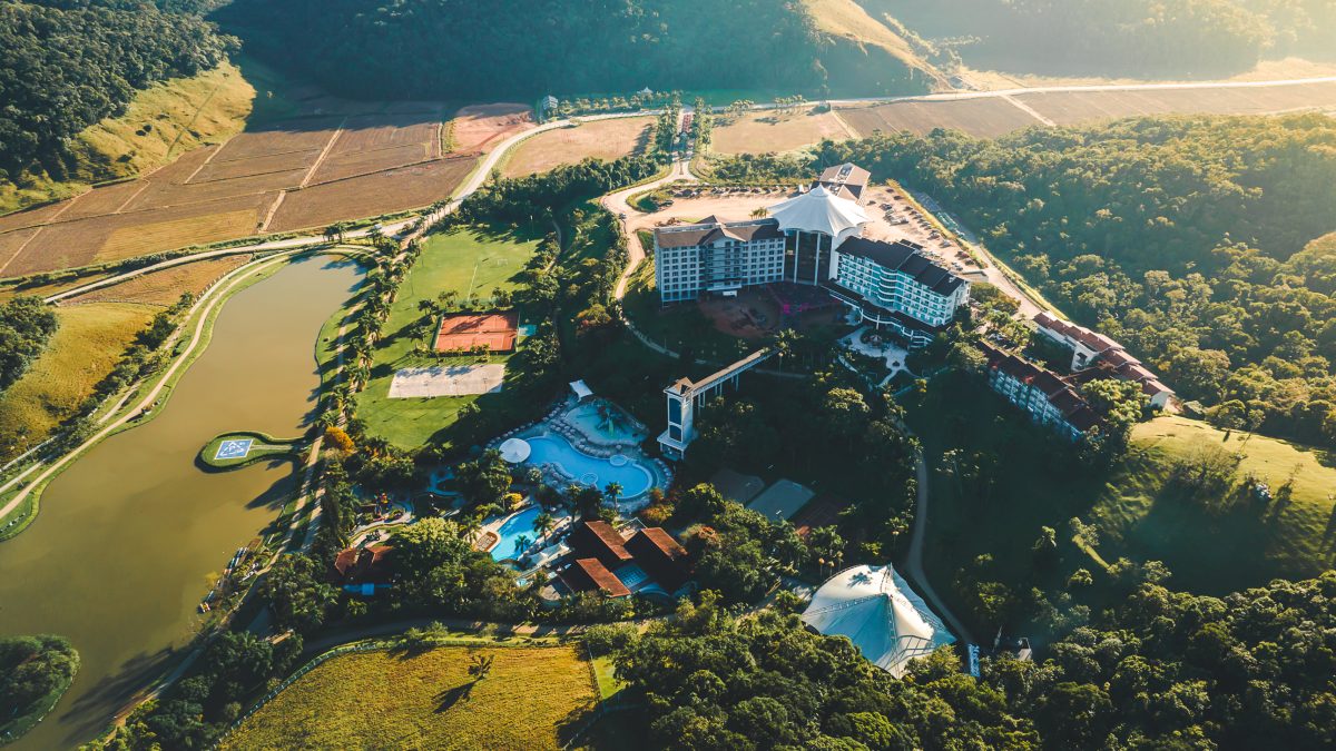 Fazenda cercada pela natureza esconde resort de luxo gigantesco com piscina de 3 mil m², cavalgadas, arvorismo e até heliponto em SC - QTU Questões do Universo