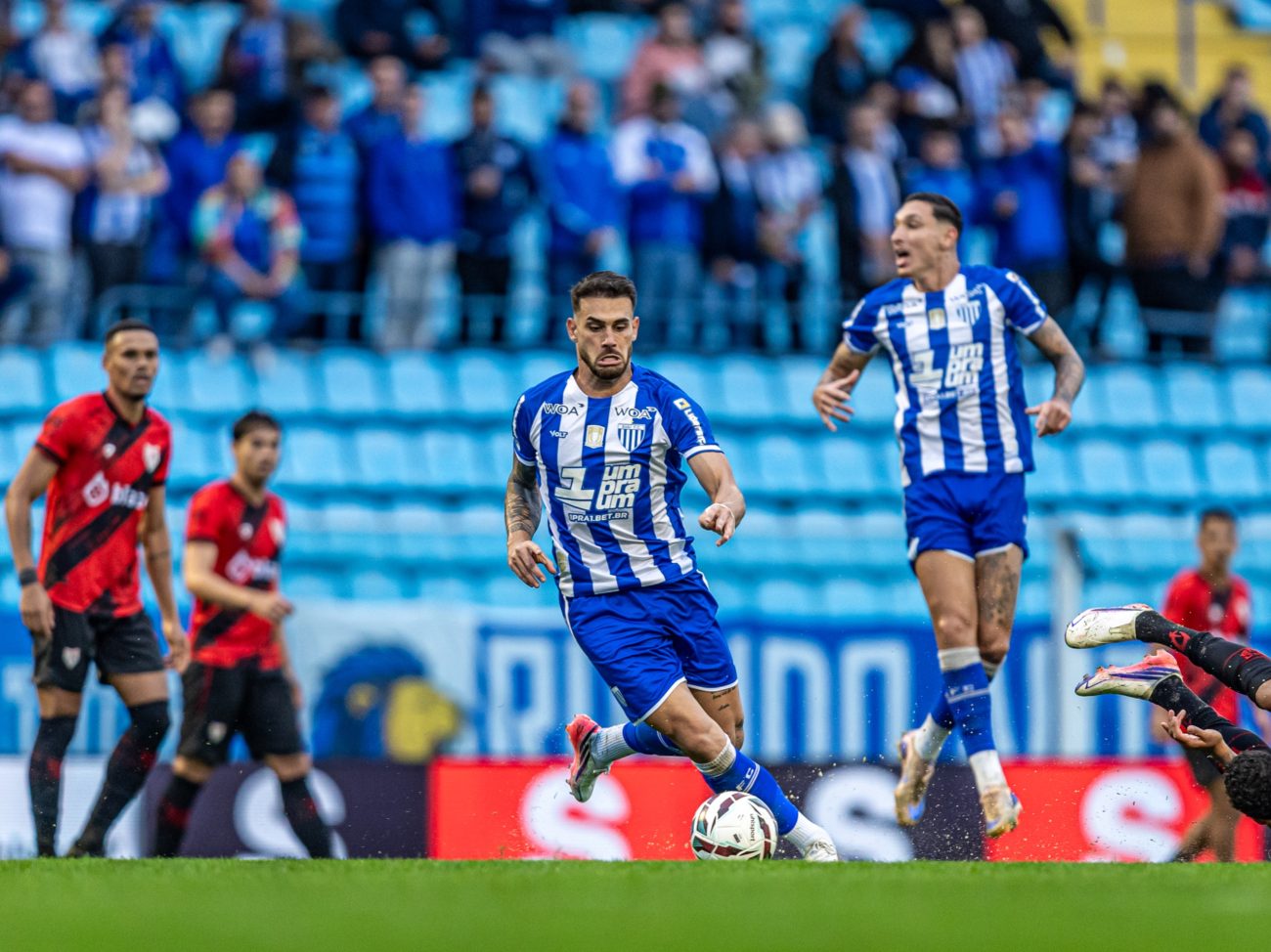 O atacante Vizeu, do Avaí, na condução de bola no ataque no jogo contra o Atlético-GO