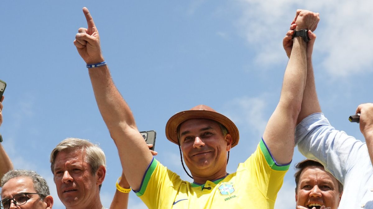 Flávio Bolsonaro se reúne com banqueiros e empresários em SP em busca de aproximação com a ‘Faria Lima’ - QTU Questões do Universo