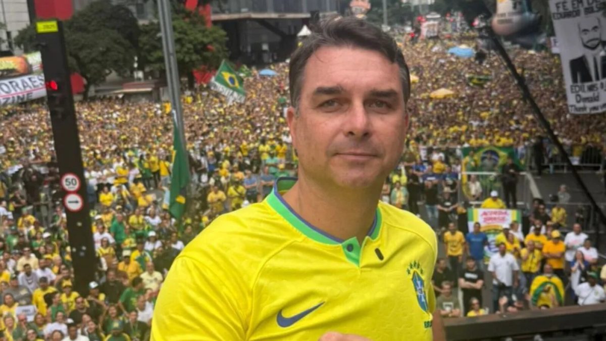 A 20 dias das eleições, Flávio Bolsonaro desembarca em SC e acirra corrida por votos no Norte e Oeste: ‘Fé no trabalho e pé na tábua’