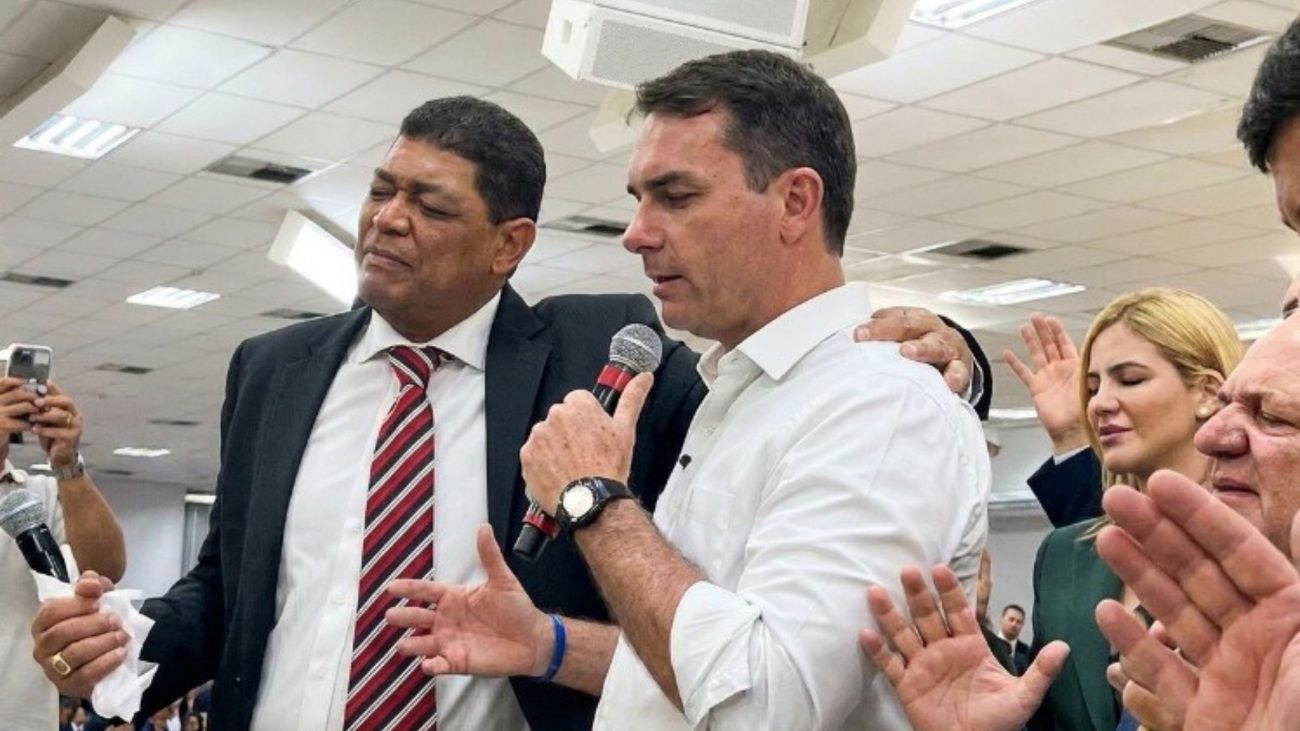 flavio-bolsonaro-chora-1-1300x731 Flávio Bolsonaro chora no ombro de Valdemiro Santiago em culto do Dia dos Pais: ‘Abraça o seu pai, hoje pode ser a última vez’