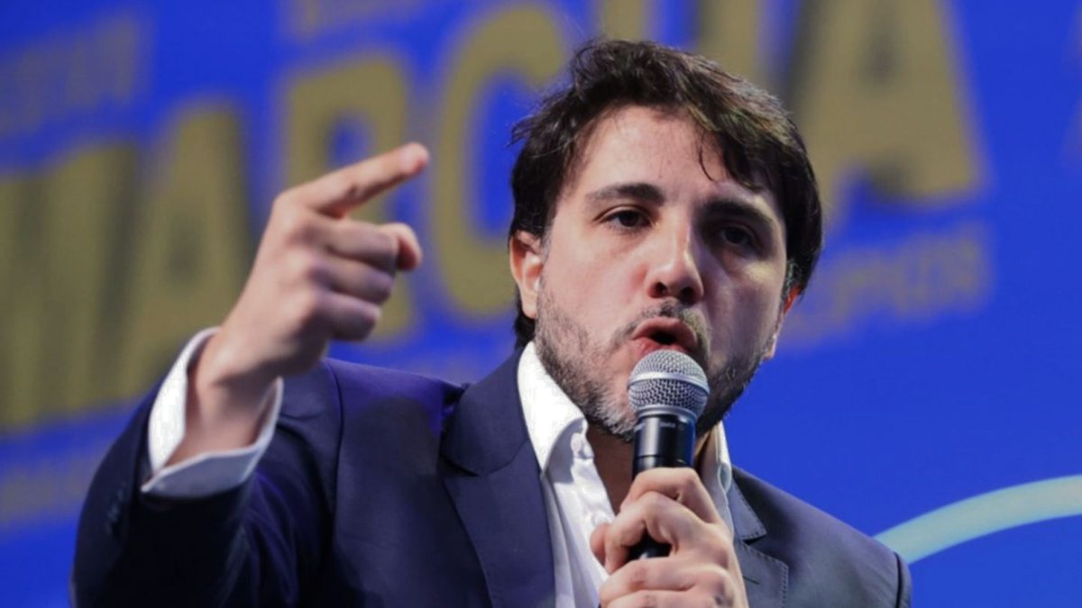 Renan Santos é chamado de ‘azarão que as autoridades estão tentando proibir’ em reportagem do The Economist - QTU Questões do Universo