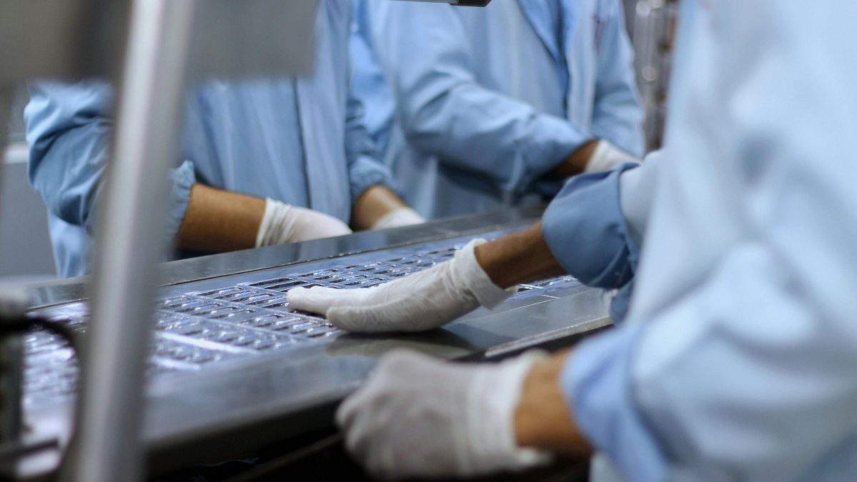 Indústria farmacêutica registra mais de 14 mil demissões em 2026, mas resultado revela mudança no setor com surgimento de vagas técnicas - QTU Questões do Universo